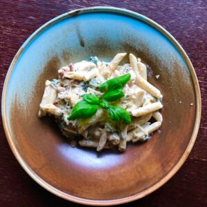 Penne z kurczakiem z kurkami w sosie śmietanowym