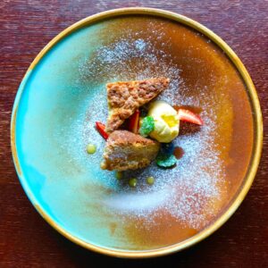 Szarlotka na ciepło z lodami