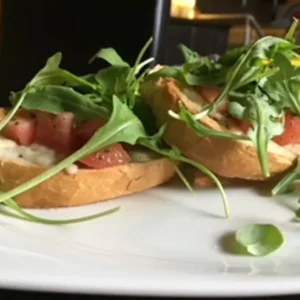 Bruschetta z chleba rustykalnego z siekanymi pomidorami i serem di Bufala