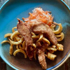 Fileciki panierowane z frytkami i mizerią lub surówką