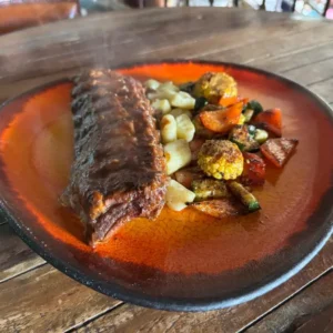 Żeberka z kopytkami z patelni i grillowanymi warzywami