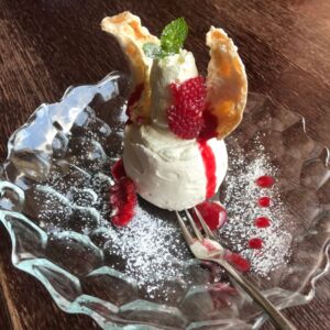 Beza z kremem mascarpone z sosem malinowym