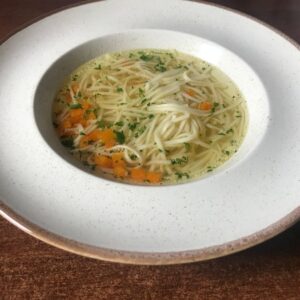 Rosół z makaronem i marchewką