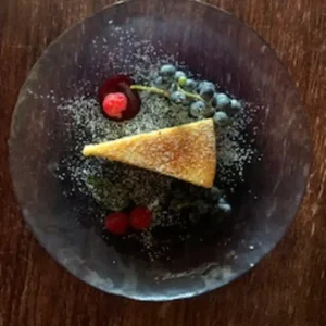 Sernik z sosem karmelowym i kawałkami czekolady