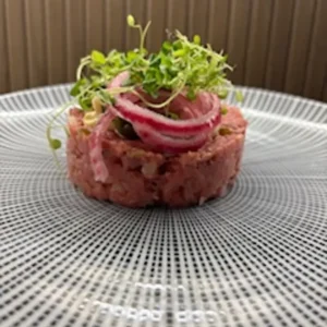 Tatar wołowy z marynowanymi grzybkami shimeji i korniszonami