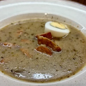 Żurek z puree ziemniaczanym, boczkiem i nutą leśnych grzybów