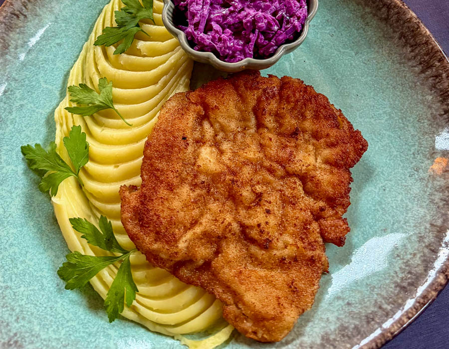 Kotlet schabowy w teatralnej widok z góry